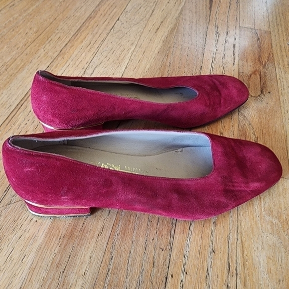 Salvatore Ferragamo Business Casual Red Suede Pump 1" Heel with Gold Detail sz6 - Picture 6 of 6